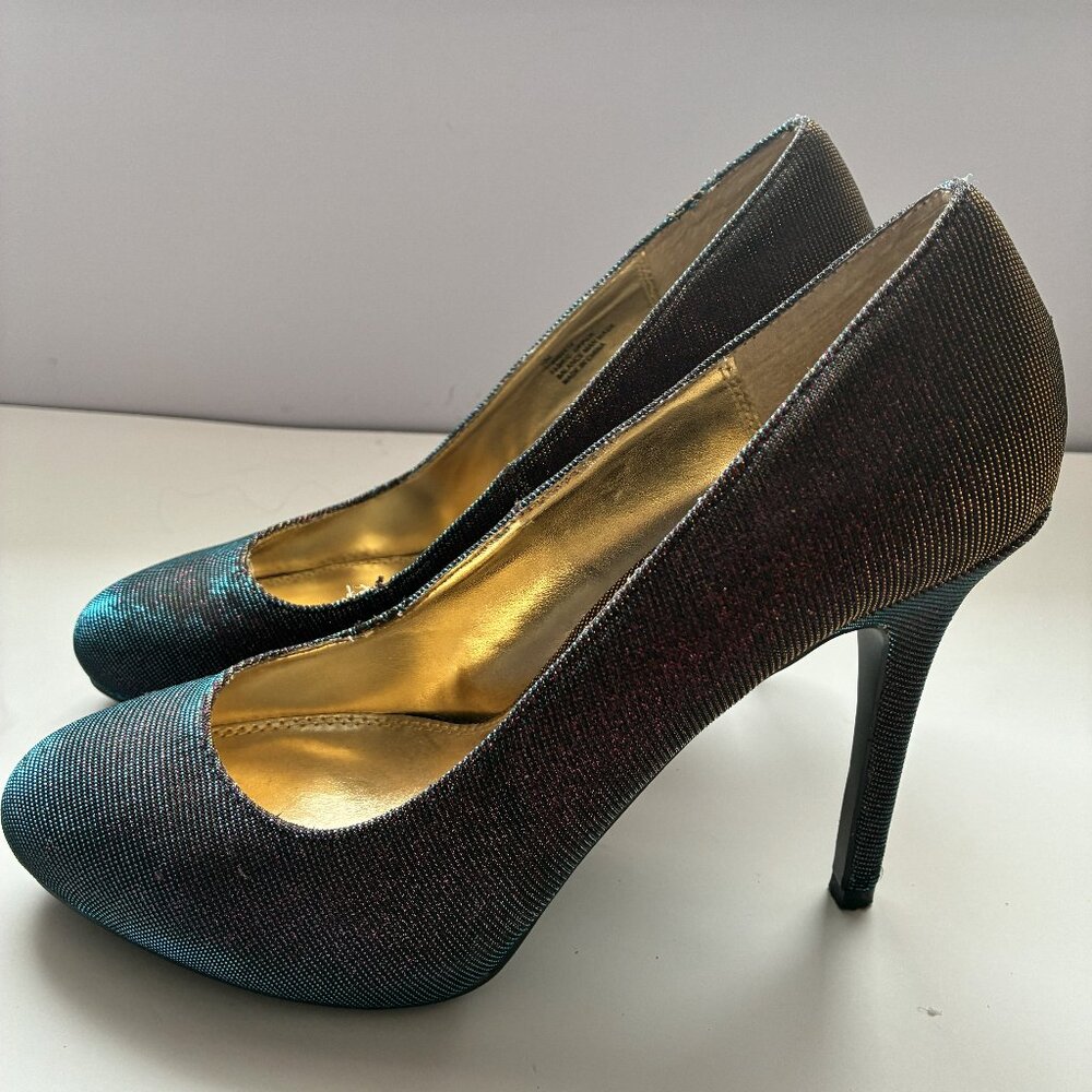 k&m  Size 10, 4 Inches High, Turquoise and Red Multicolor